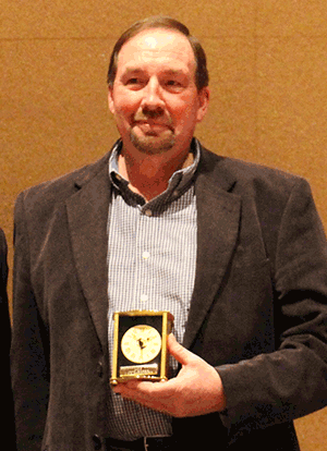 Joe Arthur accepted the Pacesetter Award from Center for Dairy Excellence Board Member Gary Heckman, on behalf of the Central Pennsylvania Food Bank.